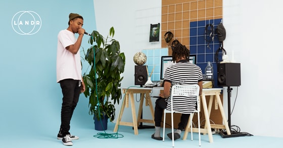 Vue Latérale D'un Homme Caucasien, Concentré Dans Son Home Studio Faisant  De La Musique Avec Un Contrôleur Midi, Créant Des Pistes De Rythme  Commerciales Et Composant De La Musique Électronique. Banque D'Images